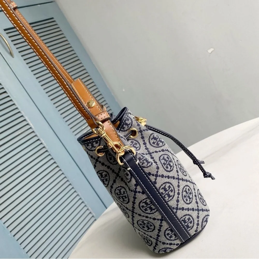 NEW Tory Burch monogram bucket bag - Picture 7 of 9